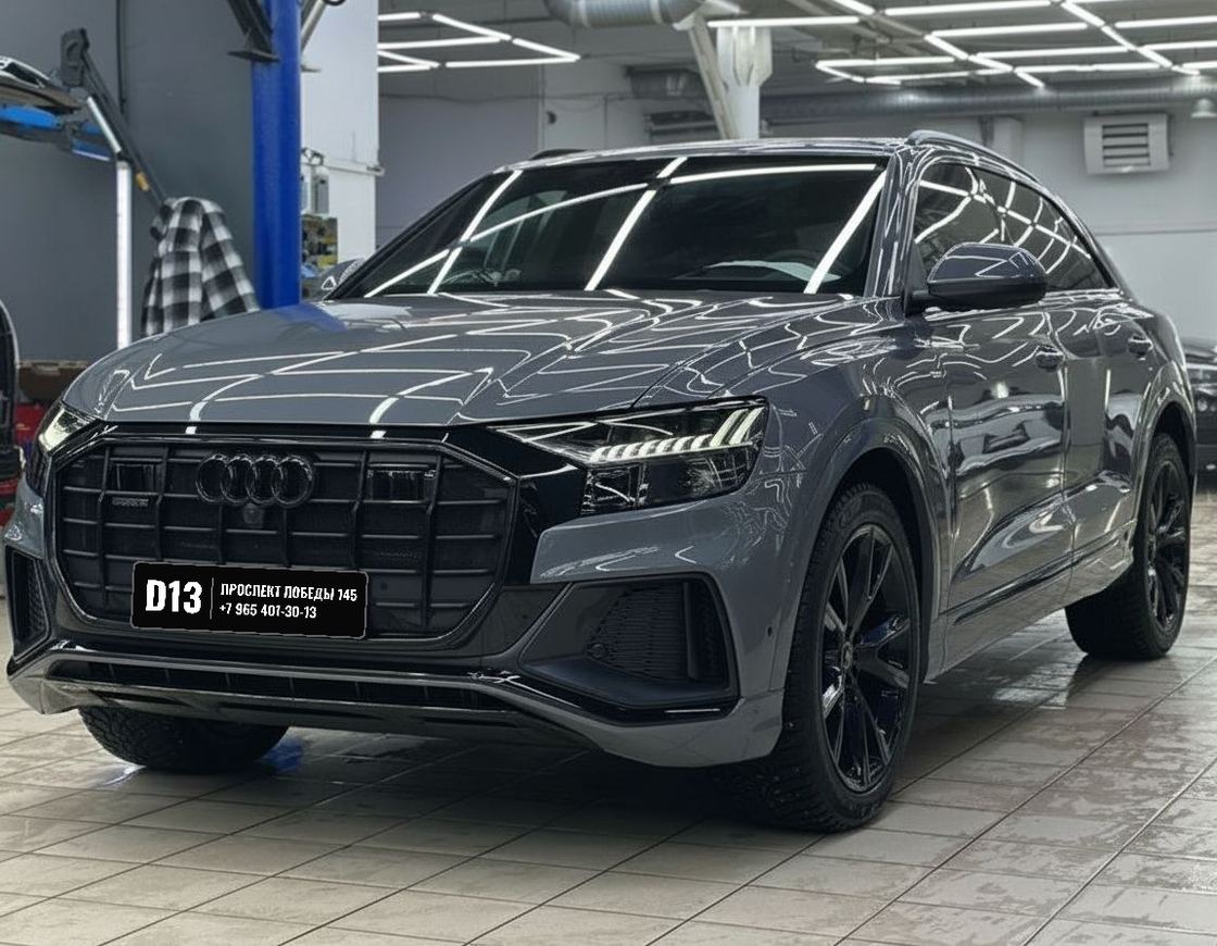 Audi Q8 в сатиновой тёмно-серой плёнке, чёрные многоспицевые диски