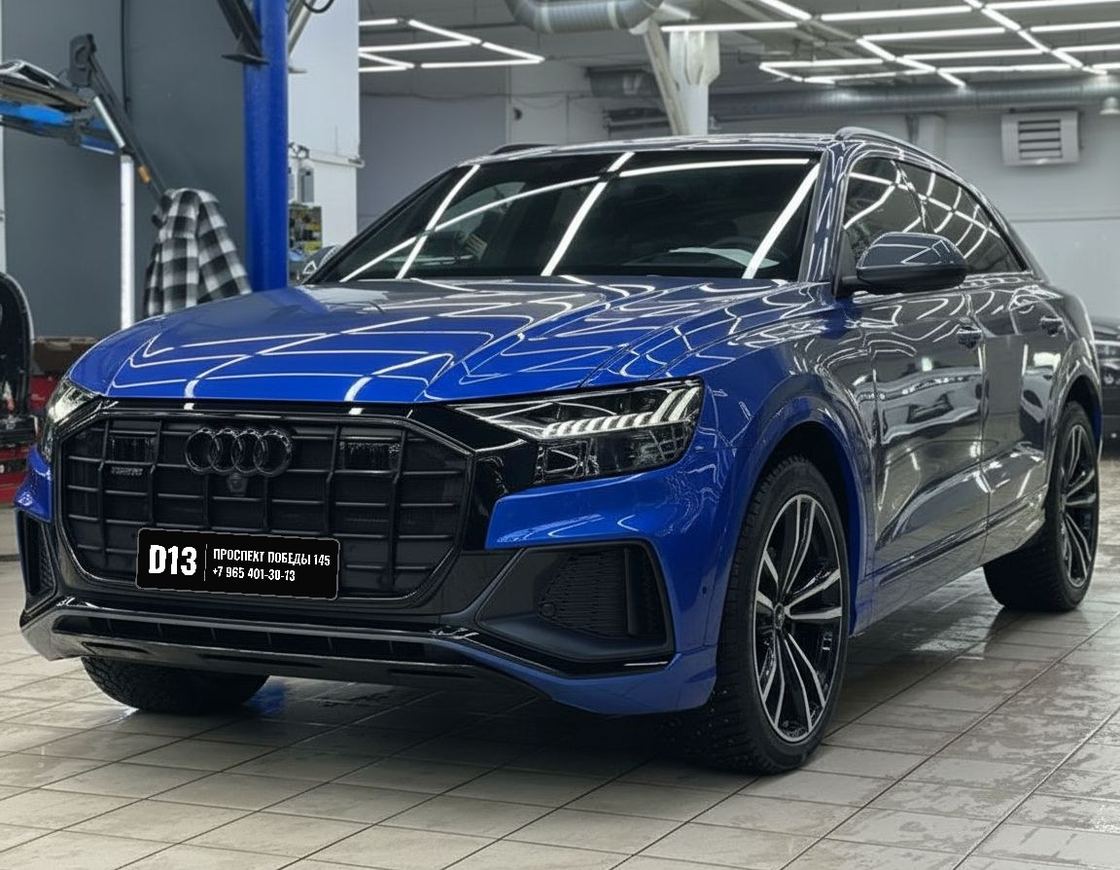 Audi Q8 в глянцевой синей плёнке, чёрные диски с полировкой