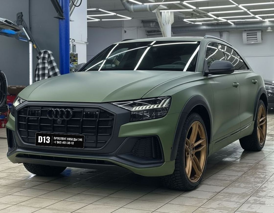 Audi Q8 в матовой оливковой плёнке, бронзовые трёхлучевые диски