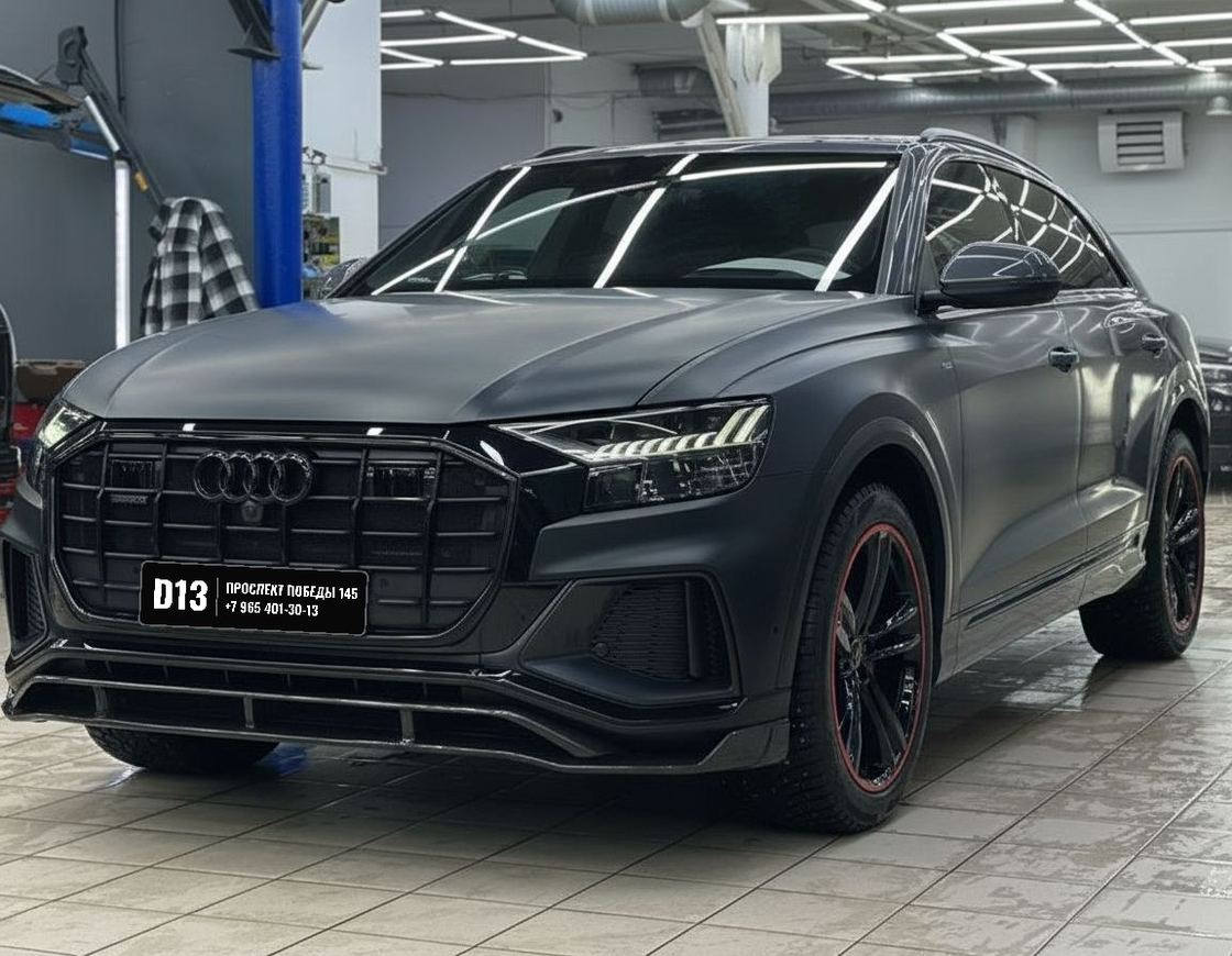 Audi Q8 в матовой чёрной плёнке, чёрные диски с красным ободом